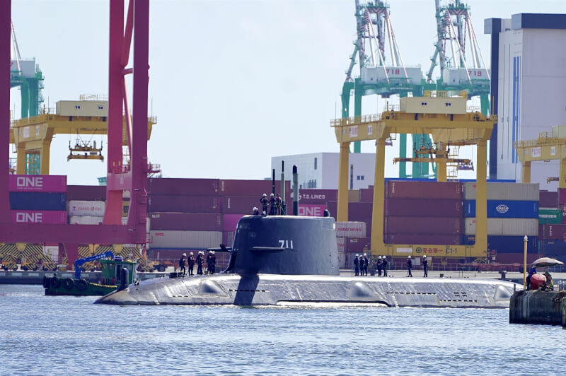 國造潛艦原型艦海鯤艦(圖)14日在高雄港內浮航,進行動力與相關系統測試,知情人士表示,目前海鯤艦已進入泊港測試最後階段。中央社記者董俊志攝 114年6月14日