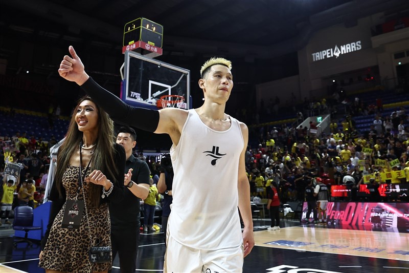 球星林書豪(前)獲選本年度台灣職業籃球大聯盟年度MVP。(中央社檔案照片)