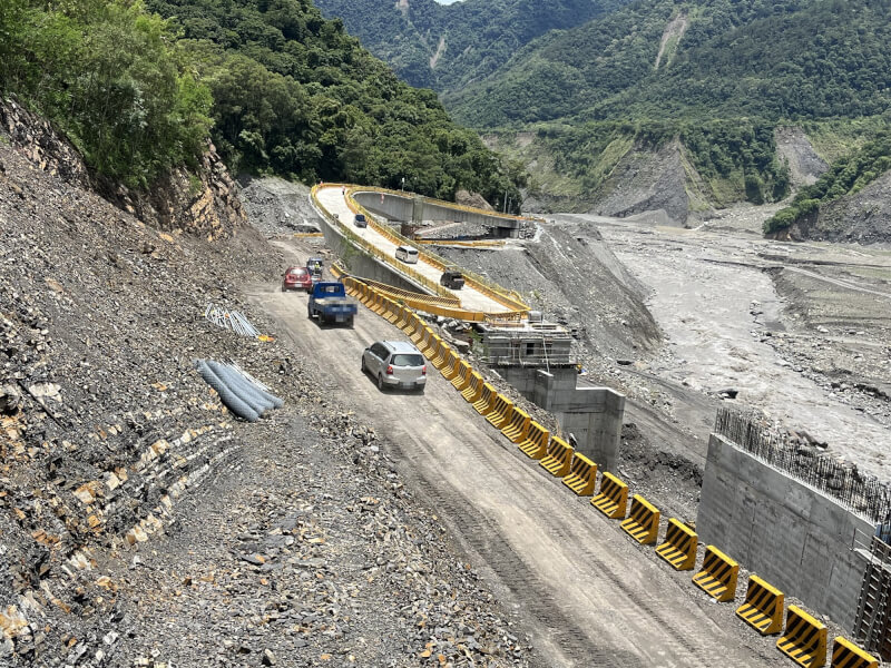 台20線南橫公路勤和至復興段河床便道因山區豪雨致道路中斷，幸公路局提前部署明霸克露橋路段備災通道，桃源區復興以上3里恢復聯外交通，14日中午開放戒護通行。（甲仙工務段提供）中央社記者洪學廣傳真　114年6月14日