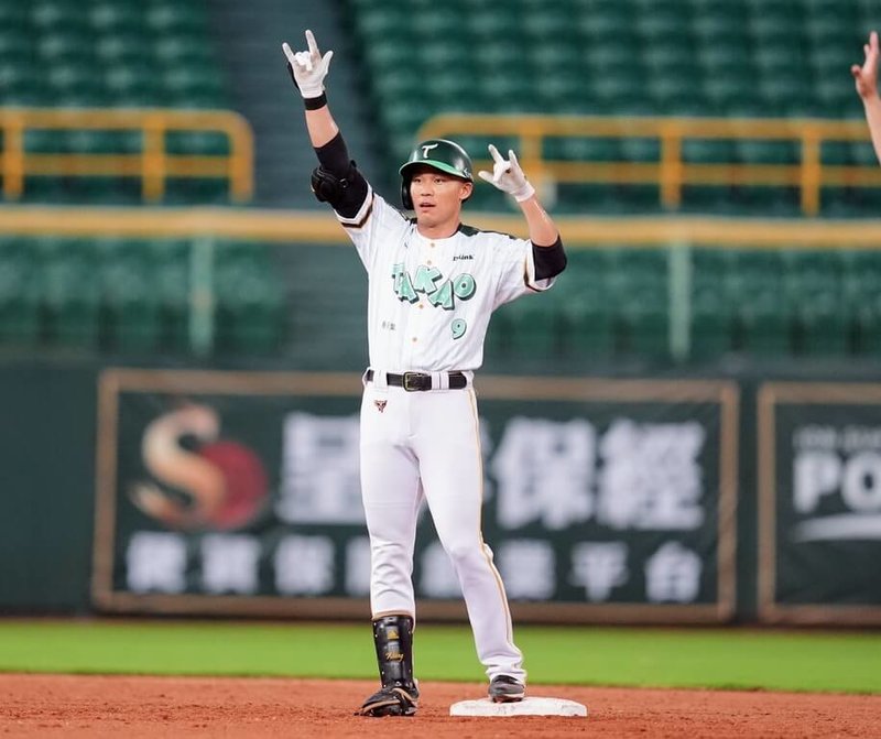 中職台鋼雄鷹隊14日例行賽交手味全龍隊,雄鷹王柏融(圖)6局下敲出超前比數二壘打,助隊終場以3比1搶勝,賽後也獲選單場MVP。(台鋼雄鷹隊提供)中央社記者謝靜雯傳真 114年6月14日