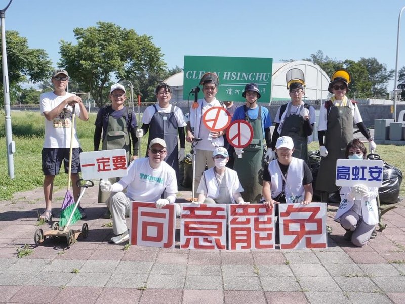 民進黨新竹市黨部15日發起「Clean Hsinchu 讓新竹變乾淨」行動,與罷免團體志工號召民眾到北區士林公園清除雜草、整頓環境,以實際行動表達對市府失能的不滿。(民進黨新竹市黨部提供)中央社記者魯鋼駿攝 114年6月15日