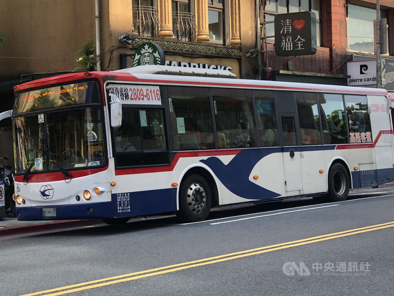 新北市有國中生搭乘客運返家時,被一名婦人要求將博愛座禮讓給年邁母親,學生讓座後仍遭婦人數落,還拿起手機拍攝學生,這名學生頻頻拭淚,哭訴已禮讓。圖為基隆客運。中央社記者王朝鈺攝 114年6月15日