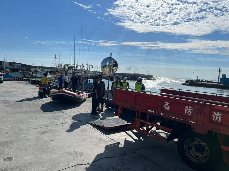 屏東枋寮鄉枋寮漁港15日下午疑發生溺水意外,其中1人自行上岸,5人由海巡船艇接回岸邊,最後1人尚待確定是否已上岸,持續搜尋中。(屏東縣政府消防局提供)中央社記者黃郁菁傳真 114年6月15日