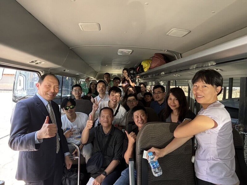 駐約旦代表楊心怡(左1)15日在約旦邊關和離開以色列境內的台灣民眾合影。(外交部提供)中央社記者吳書緯傳真 114年6月15日