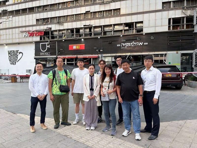駐以色列代表李雅萍(左4)15日偕駐處職員,與準備前往約旦的台灣民眾合影。(外交部提供)中央社記者吳書緯傳真 114年6月15日