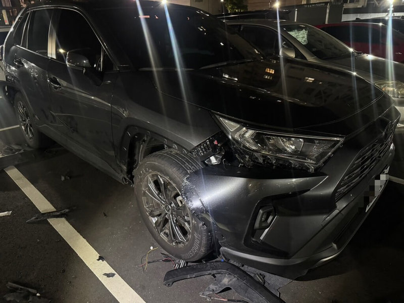 高雄有民眾將車停在前鎮區一處戶外停車場,卻接獲停車場管理員報案車輛多處鈑金毀損,經調閱監視器發現是狗啃咬,警方已協助聯繫車主到場,並依規定受理報案。(高市前鎮警分局提供)中央社記者洪學廣傳真 114年6月15日