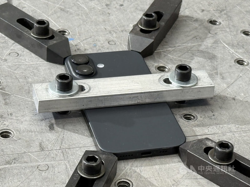 蘋果公司美國矽谷總部Apple Park附近,有一間鮮少對外開放的Durability Lab(耐用度實驗室),中央社記者前往參訪,一窺蘋果如何測試iPhone等產品的極限,圖為模擬搖晃環境與衝擊的震動測試台。中央社記者吳家豪舊金山攝 114年6月15日