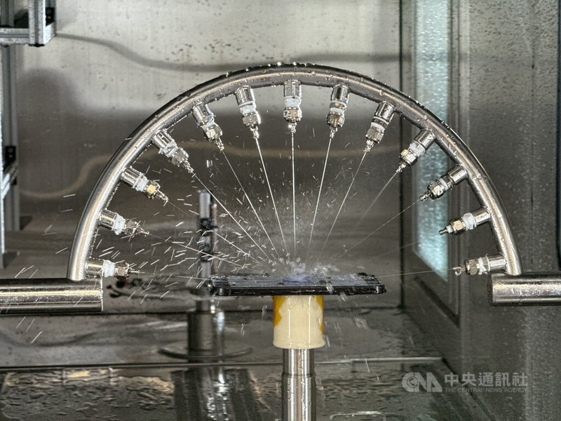 蘋果公司美國矽谷總部Apple Park附近,有一間鮮少對外開放的Durability Lab(耐用度實驗室),中央社記者前往觀察可模擬降雨或噴水情境的防水測試艙,用來評估iPhone等產品的防水性能。中央社記者吳家豪舊金山攝 114年6月15日