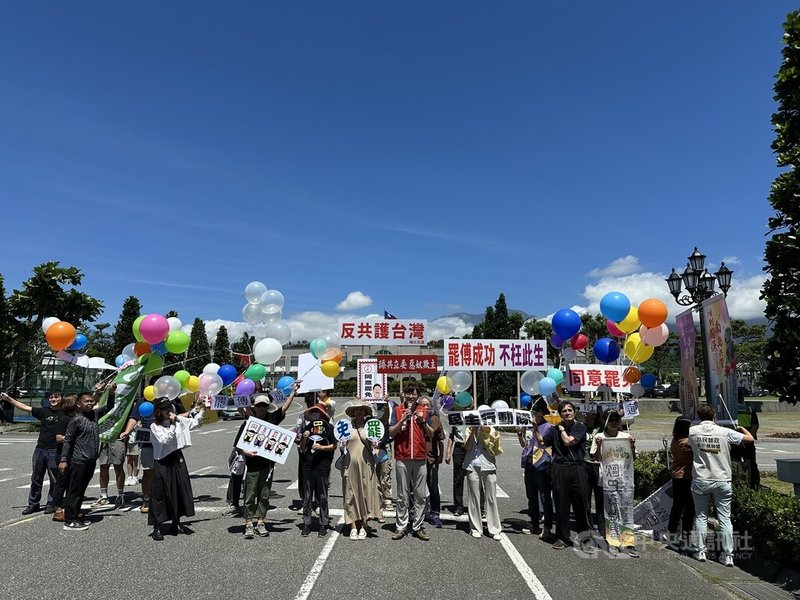 台灣基進、時代力量、台灣綠黨、小民參政歐巴桑聯盟、台灣獨立建國聯盟等團體15日在花蓮縣政府前舉行「民主行動隊,罷免來作伙」親子活動及記者會,串聯罷團罷免國民黨立委傅崐萁。中央社記者李先鳳攝 114年6月15日