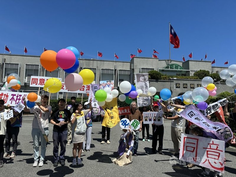 台灣基進、時代力量、台灣綠黨、小民參政歐巴桑聯盟、台灣獨立建國聯盟等團體15日在花蓮縣政府前舉行「民主行動隊,罷免來作伙」親子活動及記者會,號召更多人一起投下罷免同意票。中央社記者李先鳳攝 114年6月15日
