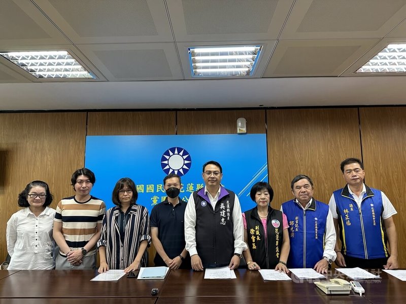 花蓮縣議會國民黨團15日召開記者會,議員吳建志(右4)表示,外地來的民團到縣長官邸、縣政府前的集會行動,作秀成分大,對花蓮沒有實質幫助。罷團與外地來的民團想要決定花蓮的未來,這是不公道、不公平,國民黨團表達譴責與遺憾。中央社記者李先鳳攝 114年6月15日