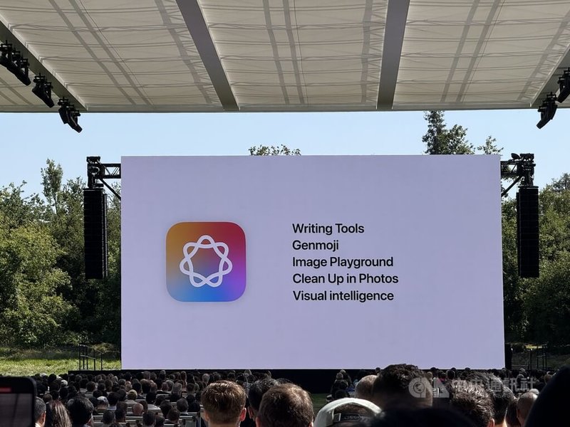 蘋果公司在美國加州總部Apple Park舉辦全球開發者大會(WWDC)實體特別活動,會中介紹個人智慧系統Apple Intelligence相關新功能,包括寫作工具、生成式表情符號、影像樂園,以及更新的「視覺智慧」圖像辨識功能。中央社記者吳家豪舊金山攝 114年6月15日