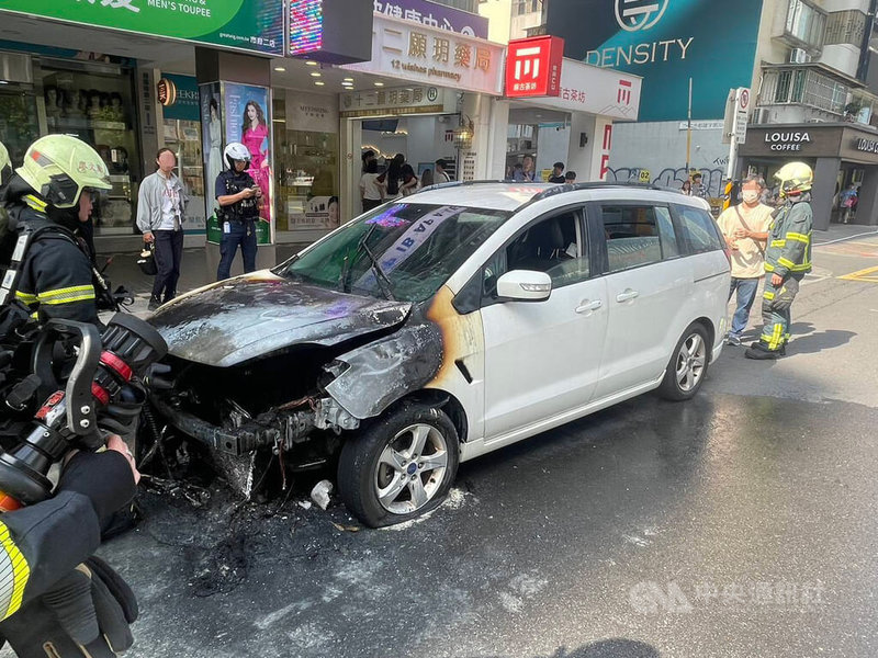 台北市信義區忠孝東路五段15日發生火燒車事件，警消獲報到場，緊急協助撲滅火勢，駕駛呂姓男子和車上乘客都已平安離車，幸無人傷亡。（翻攝照片）中央社記者黃麗芸傳真  114年6月15日