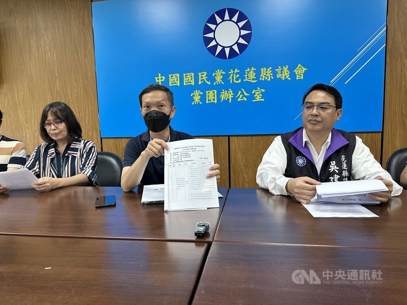 花蓮0403震後至今仍有危樓未拆,有災民在電視政論節目陳述心情,國民黨花蓮縣議會黨團認為是罷團政治操作,15日邀災民舉行記者會說明,受災戶拿出會議記錄,證明縣府持續關心且溝通順暢。中央社記者李先鳳攝 114年6月15日