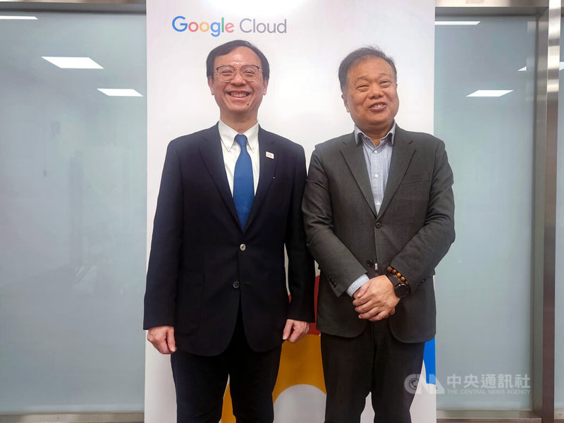 針對第2型糖尿病,衛生福利部中央健康保險署聯手Google,以健保大數據建立風險預測模型,並推出AI衛教助理,提供個人化的衛教與照護建議。健保署長石崇良(左)說,最快7、8月於「健康存摺」免費使用。中央社記者陳婕翎攝 114年6月15日