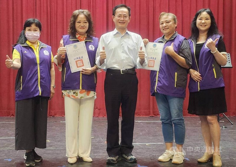澎湖縣政府15日在澎湖縣特殊教育資源中心舉辦「行動!拒絕暴力」社區初級預防行動劇競賽活動,社會處長周柏雅(中)頒發證書給社區防暴宣講師。中央社 114年6月15日