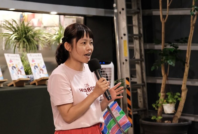 新北市中和高中將課堂搬到菜市場,老師林珈沂(圖)與楊岱蓉共同授課「文學與生活」,以創新方式讓語文學習走入真實生活。(校方提供)中央社記者王鴻國傳真 114年6月15日