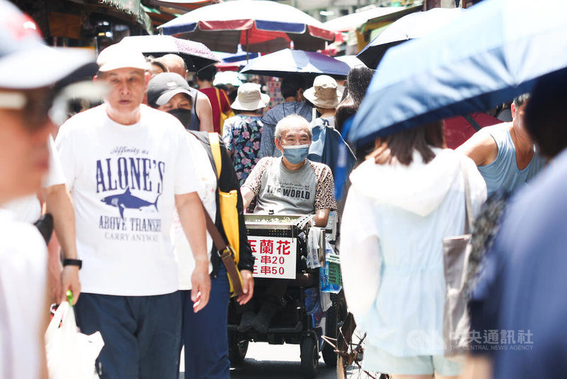 中央氣象署15日發布高溫資訊,北北桃等16縣市防攝氏36度以上高溫。氣象專家吳德榮表示,15日熱如炎夏,全台最高溫上看38度。圖為民眾到東門市場周邊採買,撐傘、戴帽子防曬。中央社記者吳家昇攝 114年6月15日