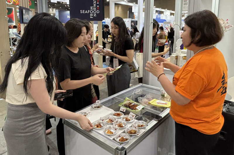 台南市政府整合4家農漁加工品企業參加2025年韓國首爾國際食品展，蒲燒鯛魚腹排試吃活動在展期大受歡迎，詢問度居高不下。（台南市農業局提供）中央社記者楊思瑞台南傳真  114年6月15日