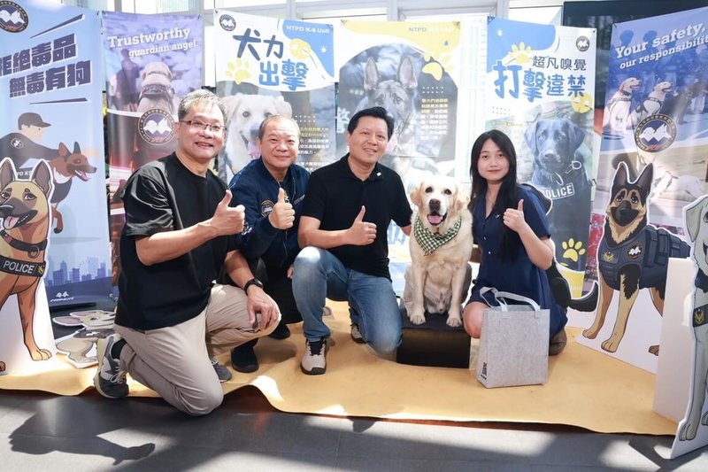 為慶祝警察節,新北市政府警察局15日舉辦紀錄片「八歲K9」首映會,副市長朱惕之(左3)、市警局長廖訓誠(左2)、導演張緯誌(左1)、林意婷(右1)出席,與退休警犬「福星」合影。(新北市警局提供)中央社記者王鴻國傳真 114年6月15日