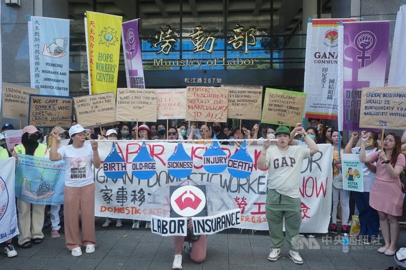 6月16國際家事勞動者日,桃園市家庭看護工職業工會與移工團體15日在勞動部前陳情,呼籲將家事移工納入勞保強制納保的對象,並提高政府的保費分攤比例,以減輕長照家庭的經濟負擔。中央社記者徐肇昌攝 114年6月15日
