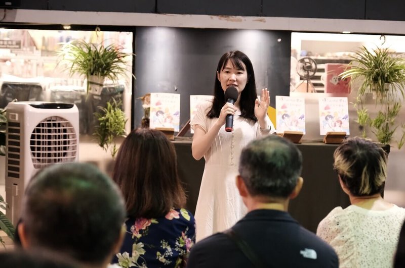 新北市中和高中將課堂搬到菜市場,老師林珈沂與楊岱蓉(圖)共同授課「文學與生活」,早在上課前,她們就先走過好幾遍市場,並分析可能的路線,以及環境適不適合學生採訪。(校方提供)中央社記者王鴻國傳真 114年6月15日