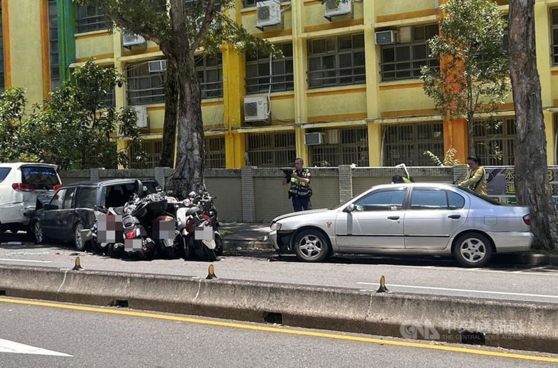 台北市士林區至善路15日發生1輛汽車衝撞多車事故,肇事駕駛55歲孫男載家人外出聚餐,自稱煞車失靈先擦撞前方同向行駛的機車騎士33歲蕭男,再擦撞停放路邊的4輛汽車和7輛機車。(翻攝照片)中央社記者黃麗芸傳真 114年6月15日