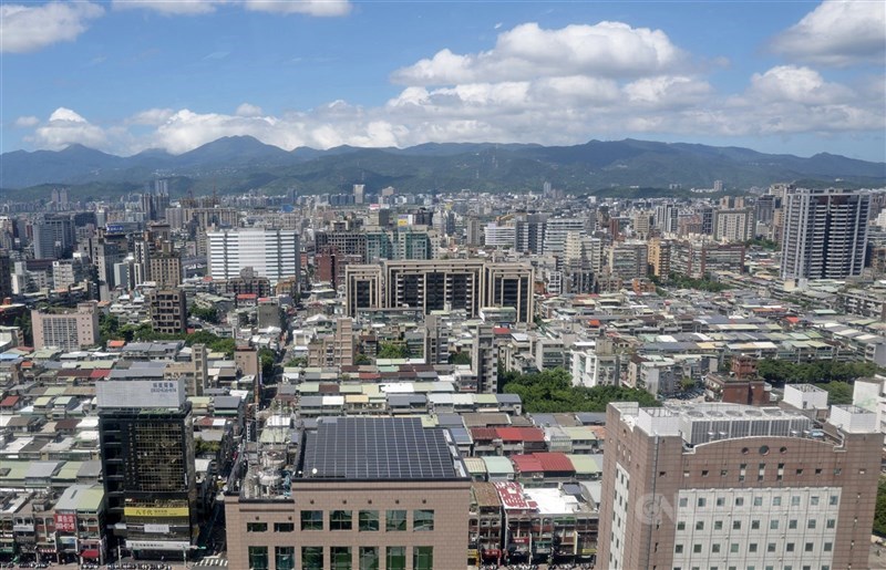 由於新青安條件優於一般銀行房貸,吸引不少首購族申貸,不過近來傳出有民眾申貸遭拒。(中央社檔案照片)