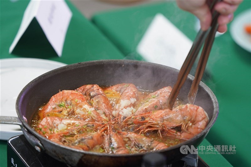 圖為廚師烹飪國產蝦料理。(中央社檔案照片)