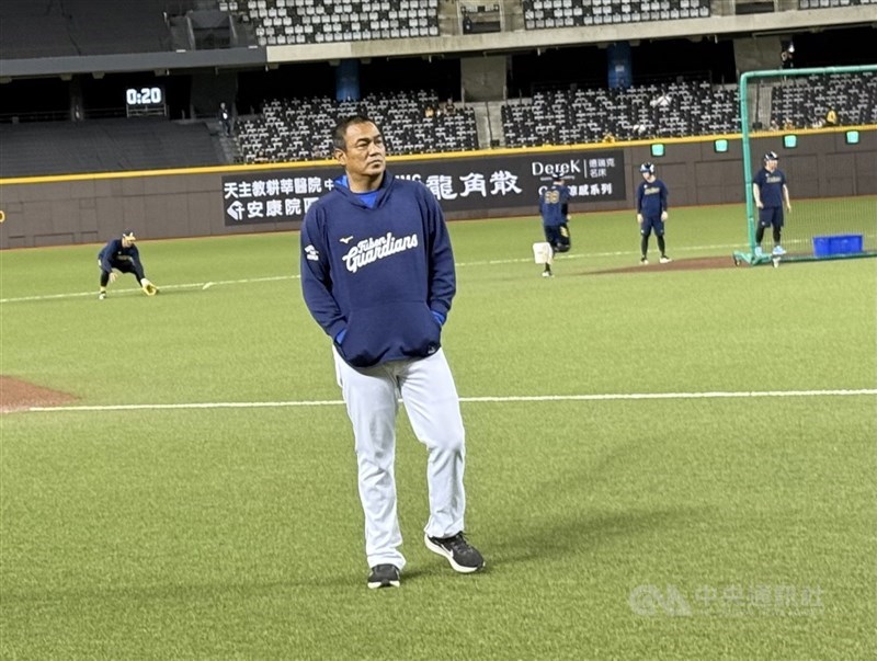 中職富邦悍將林澤彬14日出賽游擊守備關鍵失誤種敗因,悍將總教練陳金鋒(圖)15日表示,守備難免會失誤,失誤當下怎麼做第2個處理要思考。(中央社檔案照片)