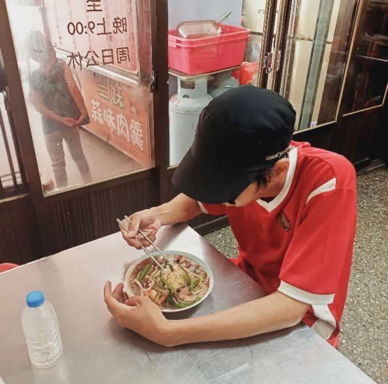 台中市1名21歲青年因父親從未為其報戶口而淪為幽靈人口,被北屯區北京里長蘇乙青發現才曝光遭遇。蘇乙青帶青年到餐館吃飯。(蘇乙青提供)中央社記者郝雪卿傳真 114年6月15日