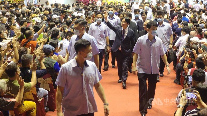 總統賴清德(前中,西裝者)15日上午出席「台灣基督長老教會宣教160週年紀念感恩禮拜」,離場時揮手向民眾致意。中央社記者洪學廣攝 114年6月15日