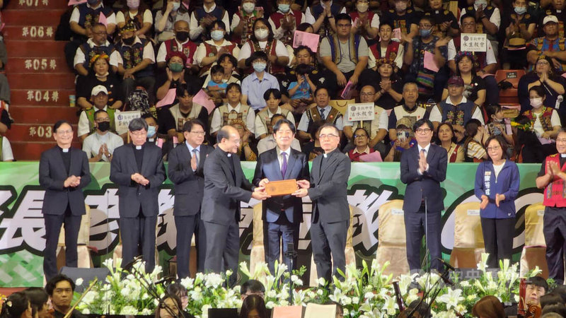 總統賴清德(前中)15日上午出席「台灣基督長老教會宣教160週年紀念感恩禮拜」,接受長老教會致贈匾額。中央社記者洪學廣攝 114年6月15日
