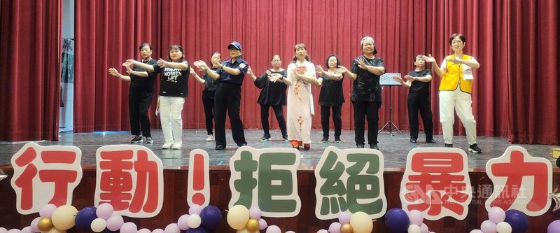 響應6月家庭暴力防治月,澎湖縣政府15日在澎湖縣特殊教育資源中心舉辦「行動!拒絕暴力」社區初級預防行動劇競賽活動。中央社 114年6月15日