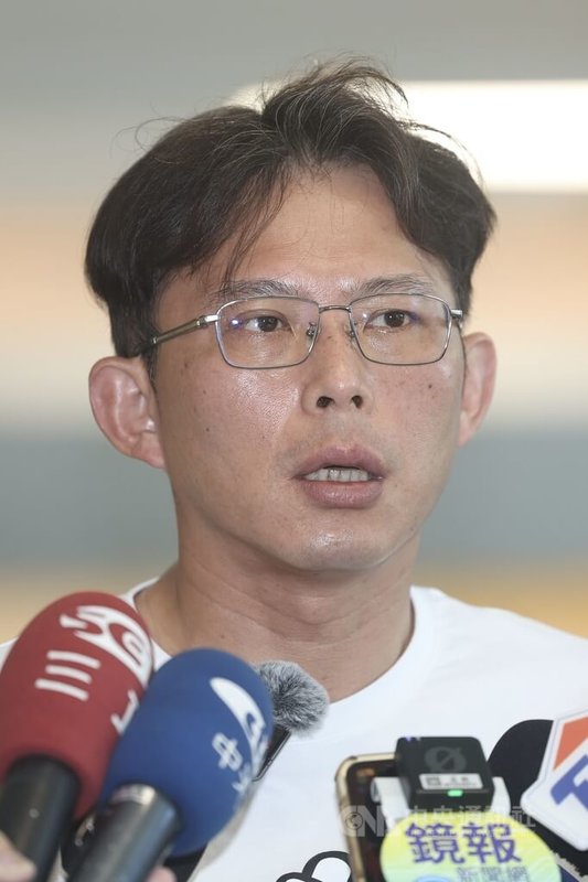民眾黨主席黃國昌(圖)15日上午在集思交通部國際會議中心出席「台灣怎麼脫離交通地獄?」主題講座,活動前回應媒體提問。中央社記者吳家昇攝 114年6月15日