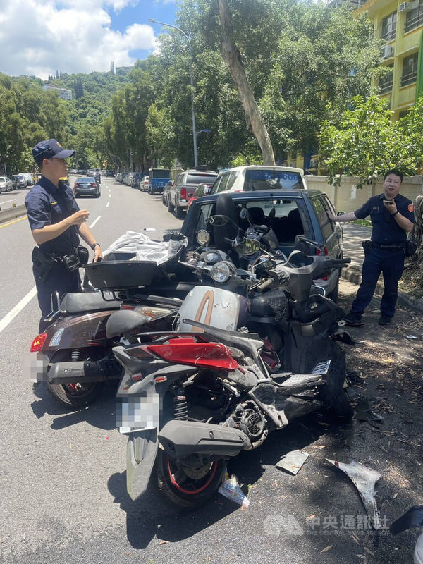 台北市士林區至善國中前15日發生1輛汽車衝撞多車事故,肇事車輛不明原因撞到停放路邊的2輛汽車和6輛機車,造成1名男行人和女乘客受傷,警消獲報協助送醫。(翻攝照片)中央社記者黃麗芸傳真 114年6月15日