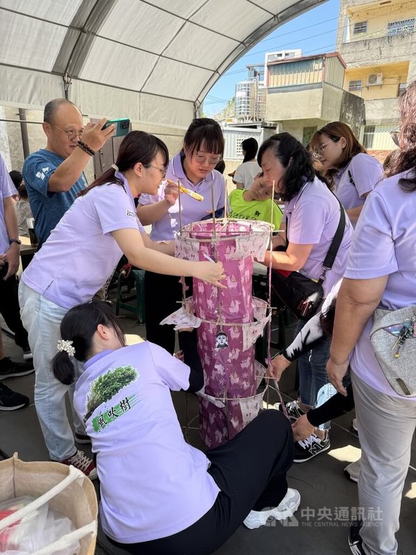國家重要民俗活動「口湖牽水狀」每年農曆6月7日舉辦,口湖蚶寮萬善祠志工團與台灣公益CEO協會15日舉辦親子體驗活動。中央社記者姜宜菁攝 114年6月15日