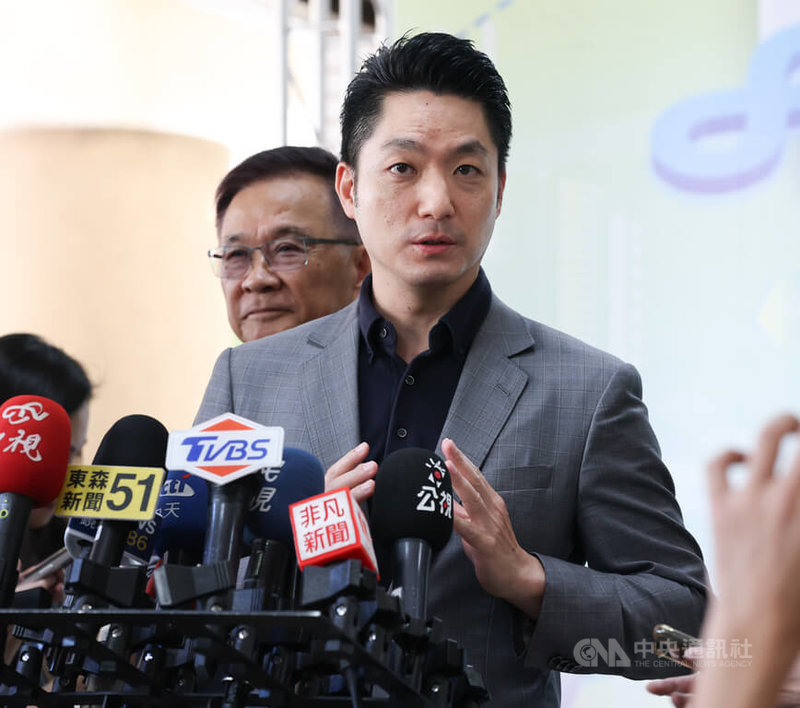 大罷免將邁入第3階段投票,國民黨台北市立委計有5席可能成案。台北市長蔣萬安(前)15日接受媒體聯訪表示,「我們都會堅定的和5位委員站在一起」。中央社記者謝佳璋攝 114年6月15日