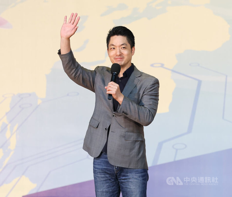 台北市長蔣萬安(圖)15日上午在大安高工出席台北市公私立各級學校113學年度畢業生市長獎頒獎典禮,向大家揮手致意,恭喜所有獲獎學生。中央社記者謝佳璋攝 114年6月15日