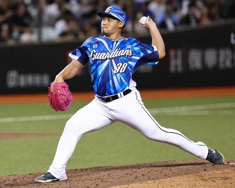 中華職棒富邦悍將隊投手李吳永勤目前本季22場出賽,場次超越前5個球季總和,他對此表示,教練團給機會和舞台就會好好把握,享受每一次出賽。圖為李吳永勤14日出賽畫面。(富邦悍將提供)中央社記者謝靜雯傳真 114年6月15日