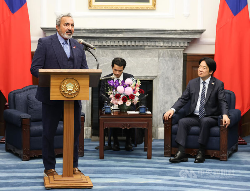 美國聯邦眾議院「國會台灣連線」共同主席貝拉(Ami Bera)(左)率團訪台,16日晉見總統賴清德(右),貝拉致詞時提到,兩人之間有特別的連結「我們都是醫生」,身為醫生的共同願景,就是希望大家都有和平繁榮的發展。中央社記者謝佳璋攝 114年6月16日