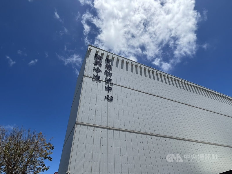 位於高雄市小港區的隆興冷凍廠自2019年投資新台幣3億元,將部分廠房拆除改建,導入雲端管理系統與自動化設備,打造低溫智慧物流中心,第1期在2023年完工後啟用,並獲評選為標竿企業。中央社記者林巧璉攝 114年6月16日
