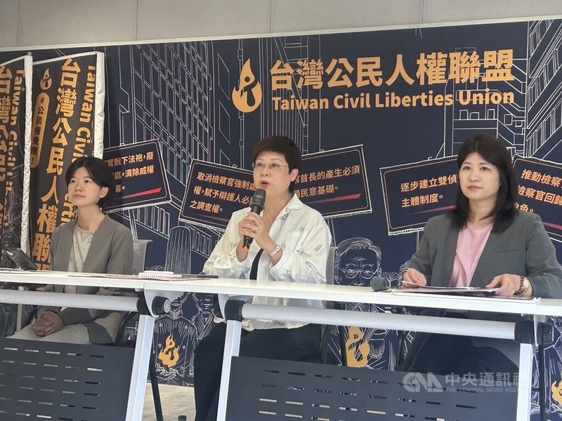 反共護台志工聯盟16日舉行記者會,新竹「雙罷」發言人林志潔(中)、反共護台志工聯盟發言人余筱菁(右)、南投一All罷馬罷團代表Chip(左)共同出席。余筱菁呼籲民眾主動關心地方罷免案執行情形,監督各級行政機關嚴守行政中立。中央社記者賴于榛攝 114年6月16日