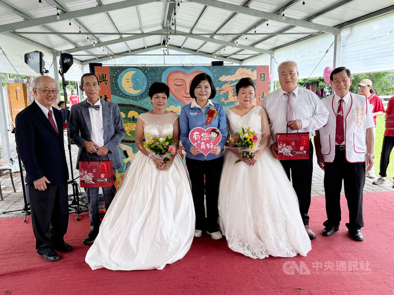 雲林家扶中心16日為兩對6旬的祖父母舉辦婚禮,縣長張麗善(中)擔任證婚人,並表示,人的一生面臨很多的挑戰,銀髮族「新人」們透過堅毅的感情攜手走過,這是很多年輕夫妻的典範。中央社記者姜宜菁攝 114年6月16日