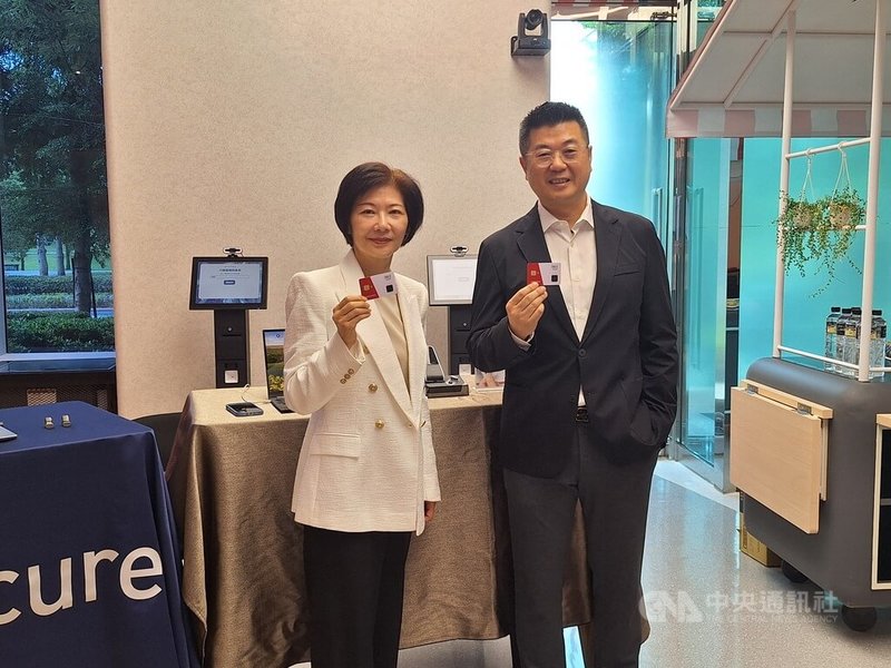 精誠資訊轉投資智慧資安科技與AuthenTrend(歐生全創新)16日宣布,攜手推廣符合FIDO2國際標準的指紋驗證解決方案。智慧資安科技董事長詹伊正(右)、AuthenTrend董事長李欣欣(左)共同出席。中央社記者何秀玲攝 114年6月16日