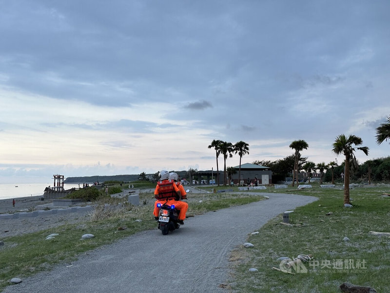 花東地區擁有壯麗海岸線與豐富水域資源,吸引國內外遊客從事海上活動,海巡署呼籲民眾運用「GoOcean海洋遊憩風險資訊」平台,有即時海象、風速、波浪等資料,助避開危險時段與區域。中央社記者李先鳳攝 114年6月16日