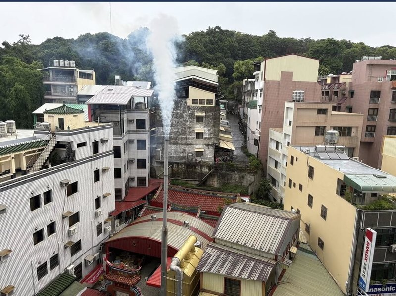 彰化市民眾投訴,住家大樓附近一間寺廟煙囪有10多公尺高,常會在夜間或下雨時,排放燃燒金紙產生的濃煙、水蒸氣及異味等,雖曾向廟方及彰化縣環保局陳情,但狀況仍未改善。(民眾提供)中央社記者吳哲豪傳真 114年6月16日