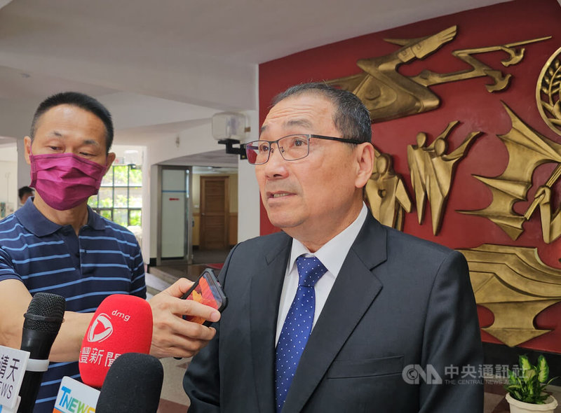 民進黨新北市議員鄭宇恩質疑新北市長侯友宜日前利用到淡水跑行程空檔,搭公務車參加反罷免活動;對此,侯友宜(右)16日受訪表示,不用造謠也不用雙標,一切就是照規定來做。中央社記者王鴻國攝 114年6月16日