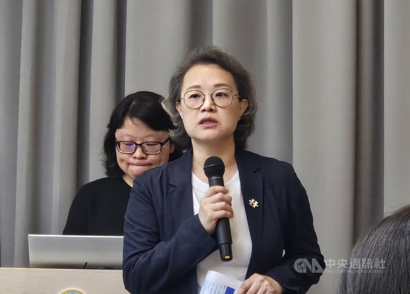 自殺時隔14年重回台灣10大死因,衛福部心理健康司代理司長鄭淑心(前)表示,台灣青、中、壯年世代的自殺趨勢呈現上升,相關單位也積極投入資源因應。中央社記者陳婕翎攝 114年6月16日