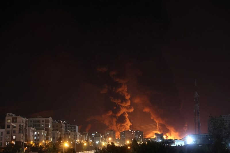 伊朗德黑蘭一處石油庫15日遭以色列襲擊,竄出濃煙。(Majid Asgaripour/West Asia News Agency via 路透社)